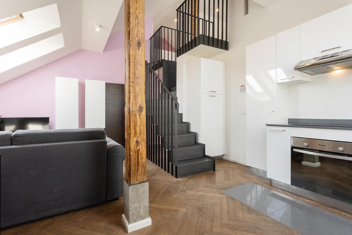 Modern Close To River * Praga